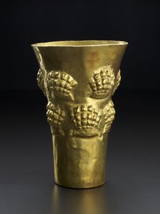 Copo representando espondilo, a casca vermelha brilhante de um molusco, 800-1350 DC (ouro martelado)