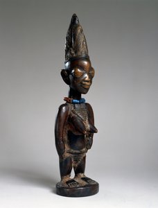 Figura gêmea (ere ibeji), região de Ila-Orangun, Nigéria, final do século 19 ou início do século 20 (madeira, contas de vidro e vestígios de tukula)