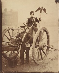 Trompetista Gritten e trompetista Lang em Woolwich, 1856. de Cundall and Howlett