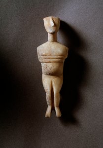 Ídolo feminino, estatueta esquemática, mármore branco com incrustações ocres, 3200-2000 BC