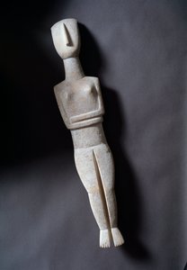 Ídolo feminino, estatueta esquemática, mármore branco com incrustações ocres, 3200-2000 BC