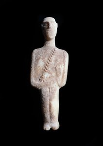 Ídolo masculino, figura esquemática. Escultura em mármore branco com incrustações ocres, 3200-2000 a.C.