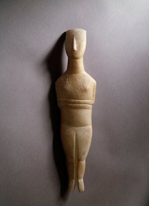Figura esquemática feminina, mármore branco com incrustações ocres, 3200-2000 BC