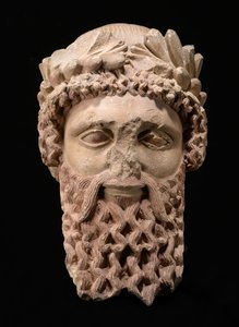Cabeça de um Deus ou Sacerdote, c.450-425 a.C. (Pedra calcária com vestígios de pigmento) de Cypriot School