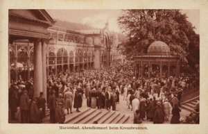 Postal retratando uma multidão de pessoas participando de um concerto à noite em Kreuzbrunnen de Czech Photographer