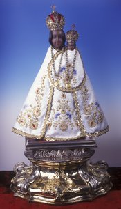 Estatueta da Virgem Maria de Svatá Hora (madeira, metal e tecido) de Czech School