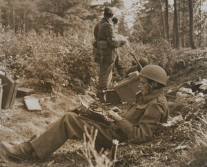 O correspondente de guerra Alan Wood a dactilografar um despacho de D.M. Sgt. Smith