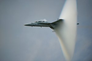 Cone de vapor de caça a jato de Darek Siusta