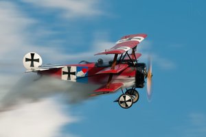 Voo de planador no histórico triplano vermelho de Darek Siusta