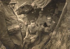 Grupo de soldados em uma trincheira durante a primeira guerra mundial de Dario Gentilini