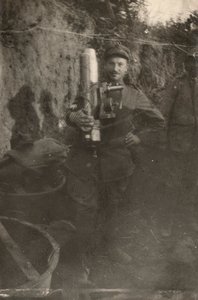 Soldado em uma trincheira planalto Karst durante a Primeira Guerra Mundial (foto a p/b) de Dario Gentilini