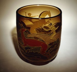 Vaso de vidro esmaltado representando duas amazonas caçando cervos (vaso de vidro sépia esmaltado, em tons de verde, marrom e azul, com dourado) de Daum Freres