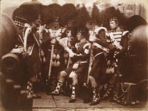 [Oficial da 92ª Gordon Highlanders Reading to the Troops, Castelo de Edimburgo], 9 de abril de 1846. Criadores: David Octavius Hill, Robert Adamson, Hill & Adamson. de Hill and Adamson