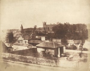 Linlithgow, da estação ferroviária, com a Câmara Municipal, Igreja de São Miguel e Palácio, 1843-184 Criadores: David Octavius Hill, Robert Adamson.
