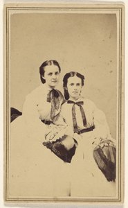 [Duas jovens não identificadas, sentadas]. de David R.H. Hoag and Quick
