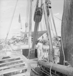 A bordo de um dhow indiano do tipo kotia ancorado em Colombo, Ceilão de David Watkin Waters