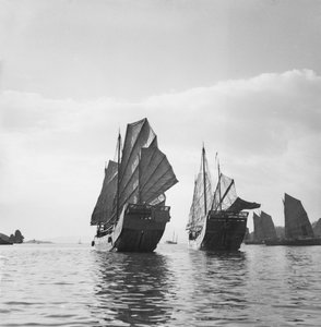 Dois juncos do tipo pescador Yeungkong a navegar em Aberdeen, Hong Kong de David Watkin Waters