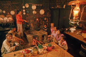 Uma família senta-se antes do jantar. Tenggerese, Java, Indonésia.