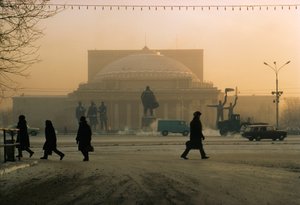 Uma estátua de Vladimir Lenine guarda o Teatro de Novosibirsk. Novosibirsk, Rússia.