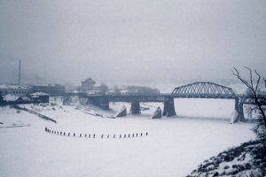 Novosibirsk, rio Ob, Sibéria, URSS, Estudantes atravessam o rio Ob congelado a pé na neve, inverno de 1976 (foto) de Dean Conger