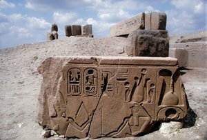 Tanis Egito, desenhos em ruínas de pedra na antiga cidade de Tanis com hieróglifos
