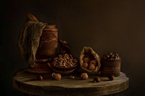 Natureza morta com frutos secos rústicos de Dennis Zhang
