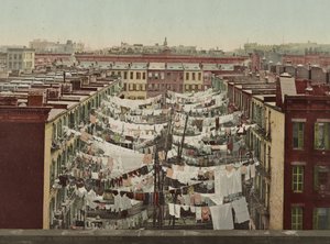 Uma lavagem de segunda-feira, Nova York, c.1900 de Detroit Photographic Co.