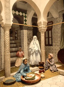 Mulheres mouras preparando cuscuz em um pátio, Argel, Argélia, c.1899 (impressão fotomecânica)