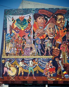 Hidalgo, Morelos e Juarez, heróis da luta pela independência, pormenor do mural em mosaico na fachada do Teatro dos Insurrectos, Cidade do México. México, século XX. de Diego Rivera