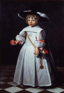 Retrato de uma criança pequena segurando uma laranja