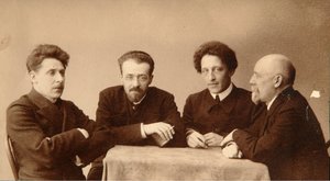 Retrato de Grupo dos Poetas Alexandre (Alexandre) Aleksandrovich Blok (1880-1921), Georgii (George) Chulkov (1879-1939), Konstantin Aleksandrovich Erberg (Siunnerberg, Syunnerberg, Sunnenberg) (1871-1942) e Fyodor Sologub (Fiodor Sologoub, Fiodor Kouzmit