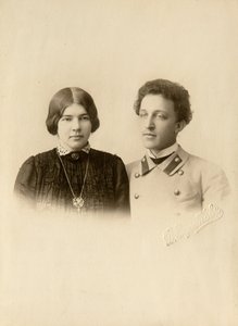 Retrato do poeta Alexander (Alexandre) Aleksandrovich Blok (1880-1921) com sua esposa. Fotografia de Gelatina de Prata por Dmitri Spiridonovich Zdobnov (Fim do séc.