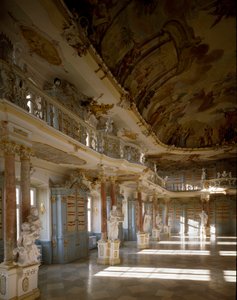 Vista da sala da biblioteca do mosteiro Schussenried realizada pelo arquitecto Domenikus Zimmermann (1685-1766) Schussenried do século XVIII, Alemanha de Dominikus Zimmermann