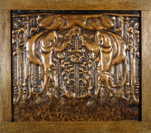 Um painel de chumbo decorativo moldado em alto relevo, retratando duas donzelas estilizadas em frente de Donald McKay Stoddart