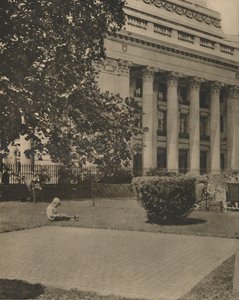 As crianças brincam onde uma vez o andaime pingava sangue, c1935. de Donald McLeish