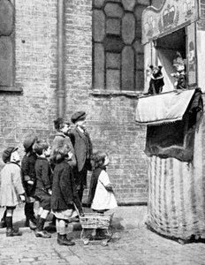 Crianças assistindo um show de Punch e Judy em uma rua de Londres, 1936 de Donald McLeish