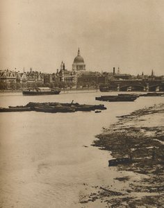 Terraplenagem e Blackfriars da extremidade sul da ponte de Waterloo, c1935. de Donald McLeish