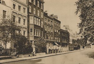 Kensington Square, que ainda preserva a paz de dois séculos, c1935. de Donald McLeish