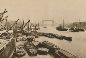 Envio no Pool de Londres: Vista da London Bridge para Tower Bridge, c1935. de Donald McLeish