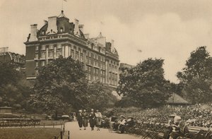 Seção da rua Villiers do Victoria Garden e uma vista do hotel Cecil, c1935. de Donald McLeish