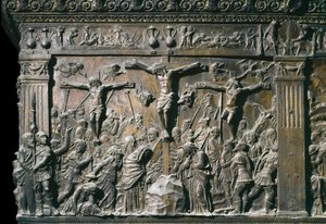 Representação do bom ladrão (Dismas) e do mau ladrão (Gesmas), crucificados com Jesus Cristo. Baixo relevo do púlpito esquerdo, c. 1460