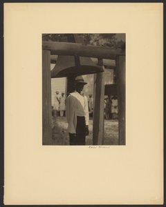 [Homem negro debaixo de um sino] de Doris Ulmann