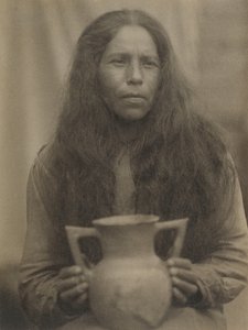 Mulher Cherokee, c.1929 (fotografia a preto e branco)
