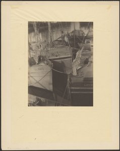 [Porto, apinhado de barcos de pesca com mastro à vela] de Doris Ulmann