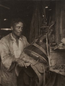 Homem com uma sela, c.1920 (impressão platina)