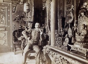 Pierre Loti (1850-1923) escritor francês, aqui em casa em Rochefort, foto de Paul Cardon aka Dornac, c. 1892