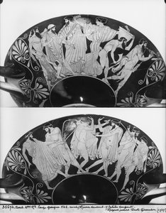 Copa do ático-figura vermelha retratando Dionísio trazendo Hefesto de volta para o Monte Olimpo, c.480 BC cerâmica foto de bw