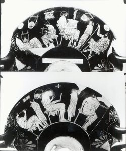 Duas vistas de uma taça de figuras vermelhas no sótão representando uma cena escolar (cerâmica)