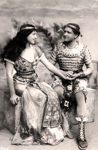 Ruth Vicent 1877-1955 e Roland Cunningham em uma cena de Amasis, início do século XX.