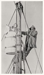 Comandante Frank Wild (1873-1939) no masthead, durante a expedição de Endurance à Antártica, 1914-1916 de Dr. Alexander Macklin